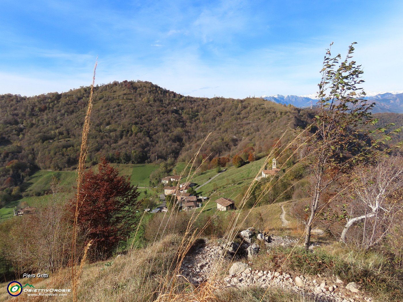 12 Dall'alto Salmezza con la chiesa di S. Barnaba e Corna Piana.JPG